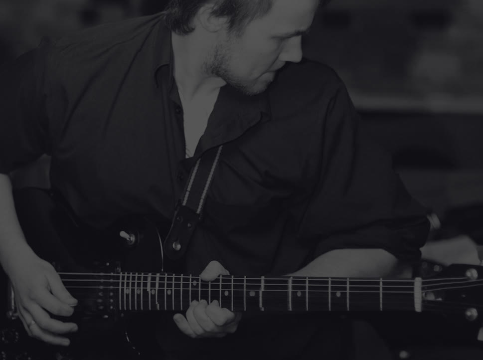 Bartek Pydynkowski z gitarą elektryczną podczas koncertu